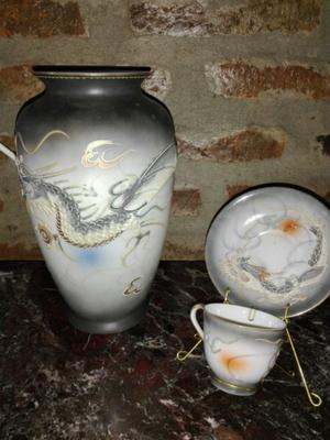 Jarrón antiguo de porcelana japonesa con taza y plato