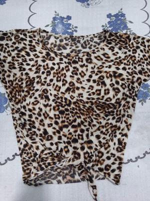 Vendo remera de leopardo corta!