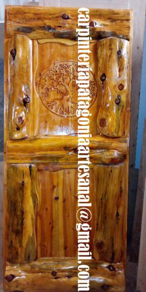 puerta de madera revestida en cipres