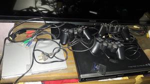 Playstation 2 gris, con 3 joystick y 4 juegos