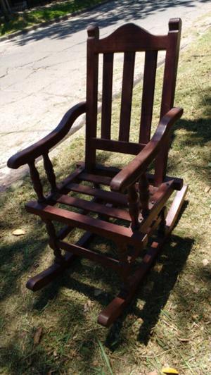 Antigua silla mecedora de algarrobo como nueva