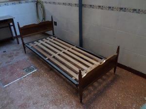 Cama 1 plaza. Metal y madera. Buen estado