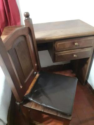 Escritorio de algarrobo más silla