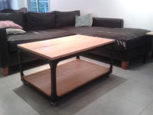 Mesa ratona de hierro y madera