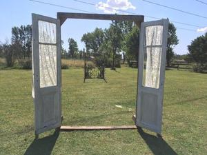 Puertas antiguas con cortinas y postigones "Ideal evento