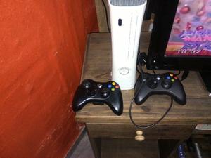 Xbox 360 arcade con dos joystick y 3 juegos