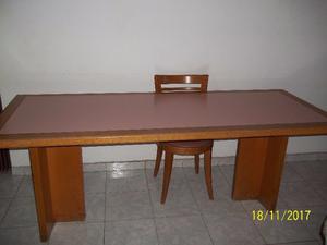 mesa de madera en buen estado