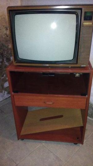 televisor antiguo Grunding y mesa