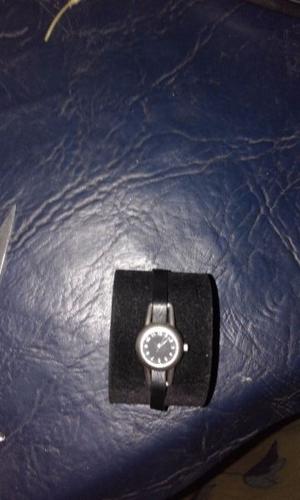 Fino reloj pulsera color negro con malla gruesa, adaptada