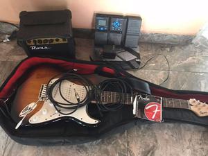 Guitarra Squier de Fender, amplificador Ross y pedalera ZOOM