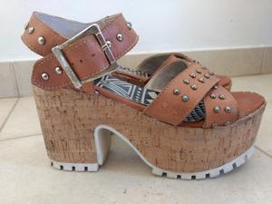 Sandalias plataforma con tachas