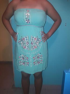 Vendo bello vestido bordado con cintito