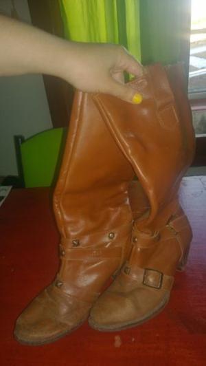 Vendo dos botas en buen estado a 150$ ambas!