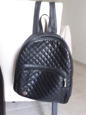 Vendo mochila negra impecable