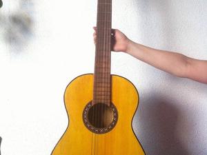 guitarra criolla amarilla