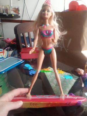 Muñeca barbie surfista con tabla de surf