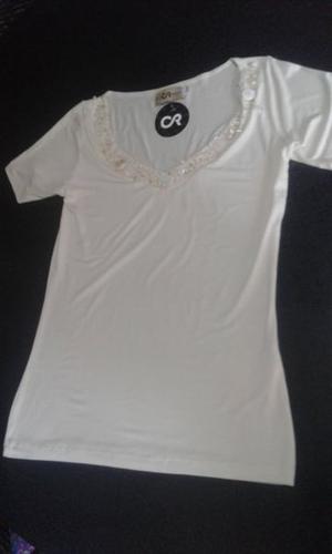 VENDO REMERA CON DETALLE DE BRILLITOS EN SU CUELLO, TALLE 2,