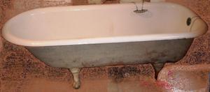 Bañera antigua de fundición de hierro enlozada