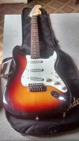 Guitarra Squier By Fender Stratocaster Bullet + Amplificador