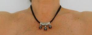 Collar de cordón de cuero negro con detalle plateado