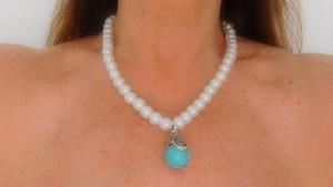 Collar de perlas blancas con colgante turquesa