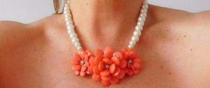 Collar de perlas con flores color coral