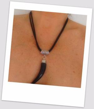 Collares en cordón de cuero negro con detalle de fundición