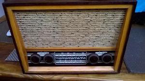 antigua radio y tocadiscos