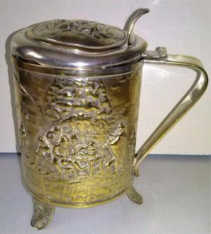 Antiguo jarro de metal con relieve, plateado y dorado