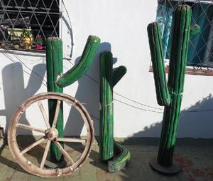 ESCENOGRAFIA 3 Cactus y 1 Rueda de Carreta de Telgopor