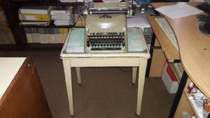Máquina de escribir Olivetti Lexikon 80 con mesa de apoyo