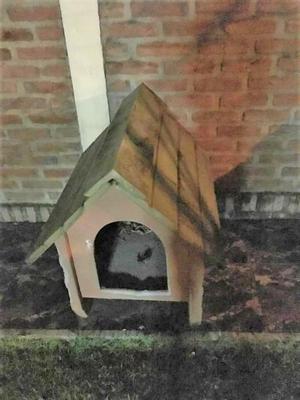 VENDO CASITA PARA PERRO, DE MATERIAL, MEDIDAS: 0.90 cm x