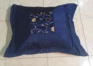 ALMOHADON TELA 50 CMS CON FORRO COLOR AZUL DETALLE BORDADO