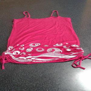 VENDO REMERA CON BRETELES, CON DIBUJOS EN BLANCO Y PLATEADO