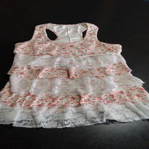 VENDO REMERA SIN MANGA CON VOLADOS DE TELA Y PUNTILLA. TALLE