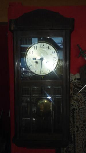 Antiguo reloj pendulo anda pero hay que mandarlo a calibrar