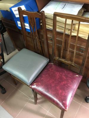Dos sillas de madera tapizada