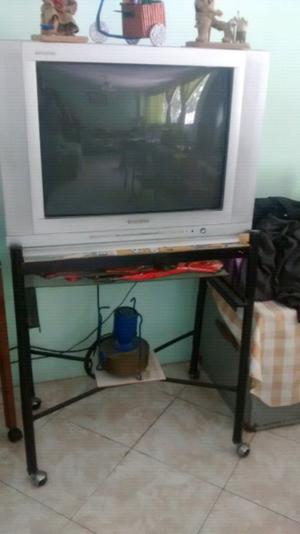 Televisor de 39' con mesa