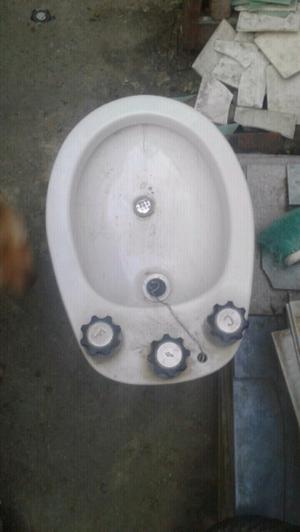 bidet con griferia en muy buen estado