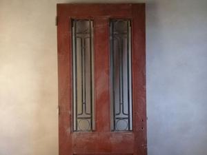 Puerta de madera y puerta reja
