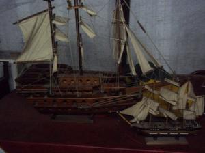 dos barcos antiguo con detalles adornos