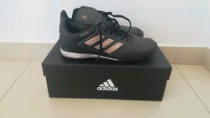 Adidas f5 copa. De cuero talle 42