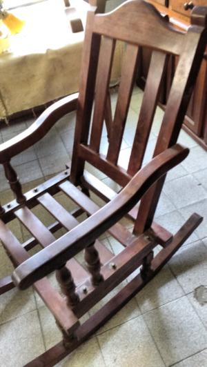Antigua silla mecedora de algarrobo