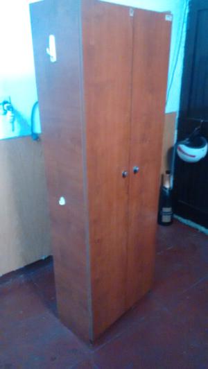 Mueble con estantes