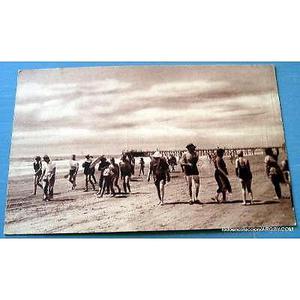 antigua postal santa teresita gente en la playa caminando