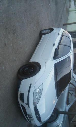 Ford Focus 2010 vendo financió 40%