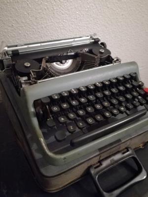 Maquina de escribir marca Olivetti