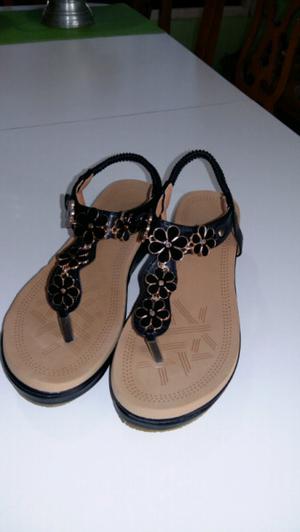 SANDALIAS NEGRAS NÚM 36 CON ADORNOS