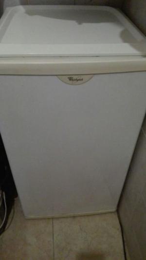 Vendo freezer bajo mesada marca whirpool