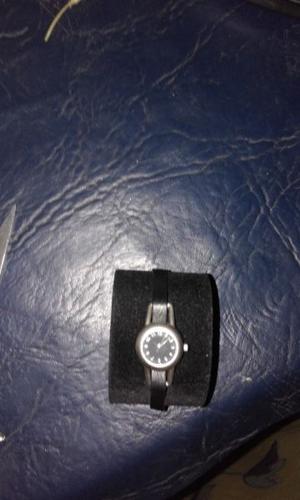 Delicado reloj pulsera con malla negra, gruesa, adaptable a